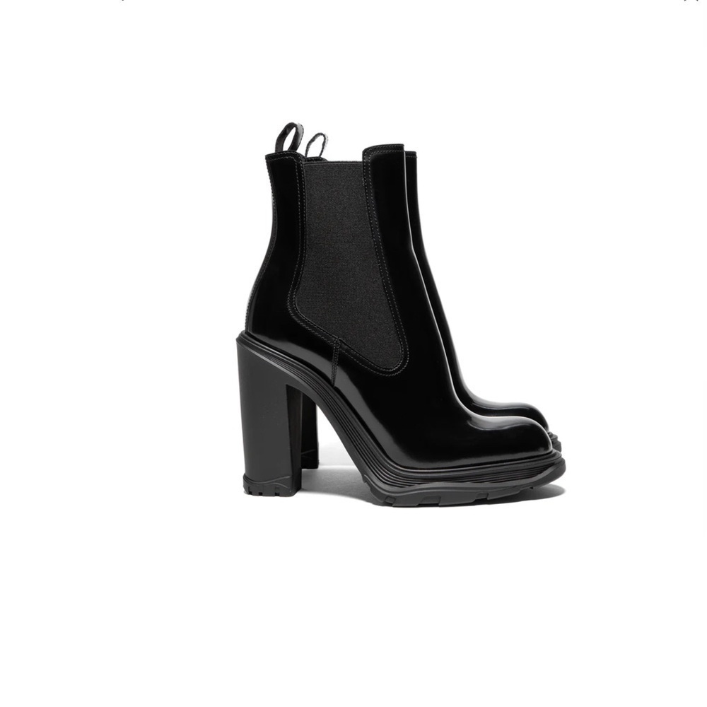 Alexander McQueen Womens Tread Heeled Chelsea Boot
Black